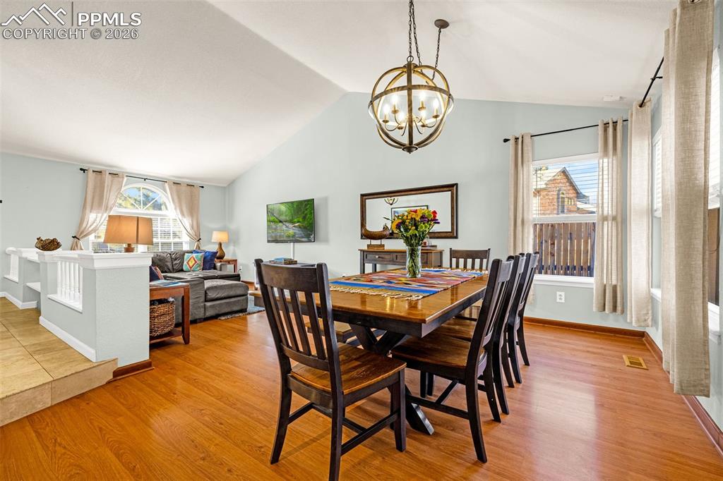 Image 16 of 44: Dining Area