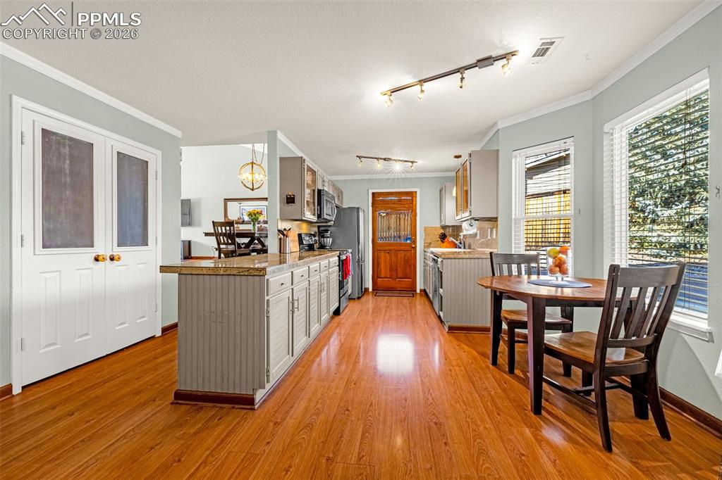 Image 17 of 44: Kitchen