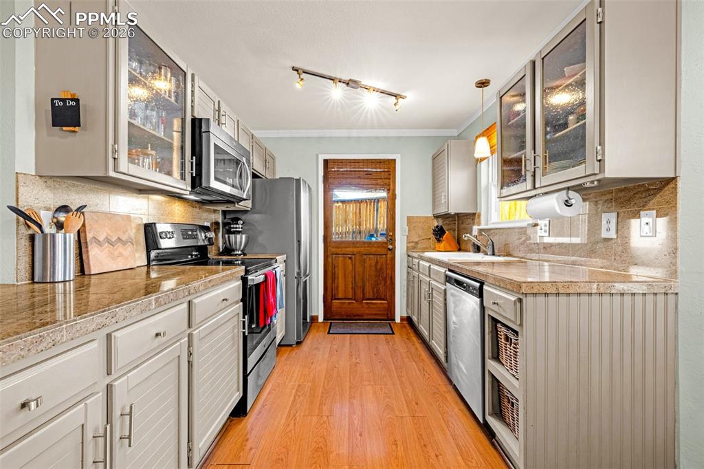 Image 18 of 44: Kitchen