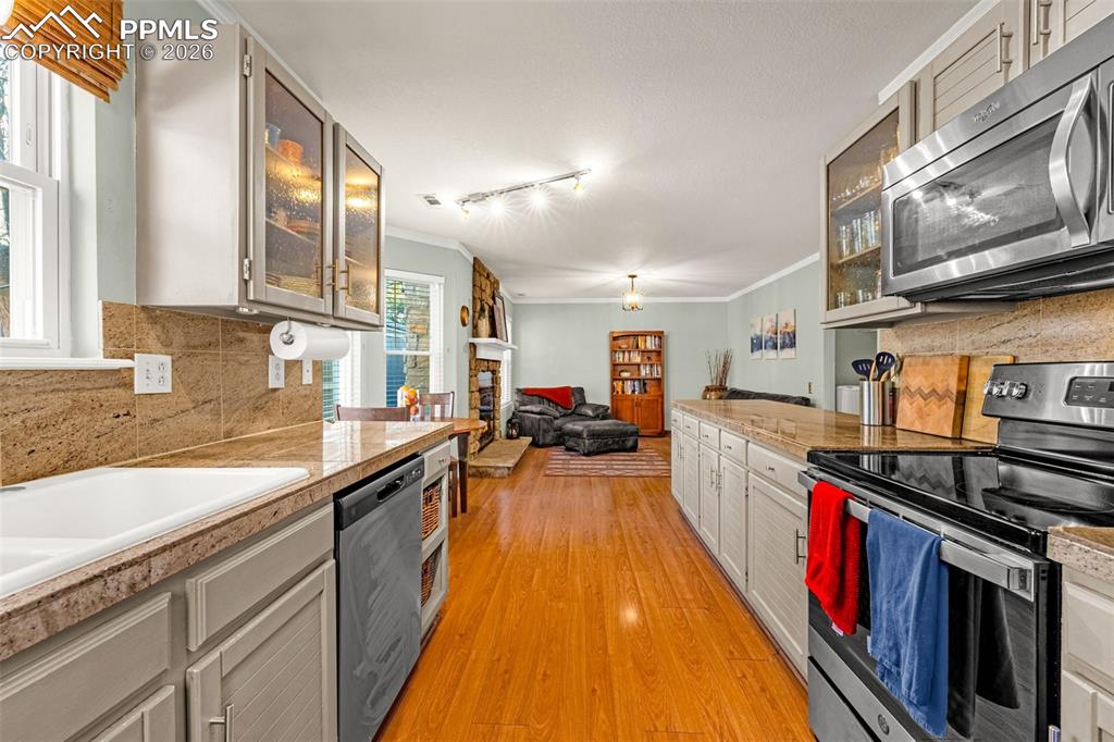 Image 19 of 44: Kitchen