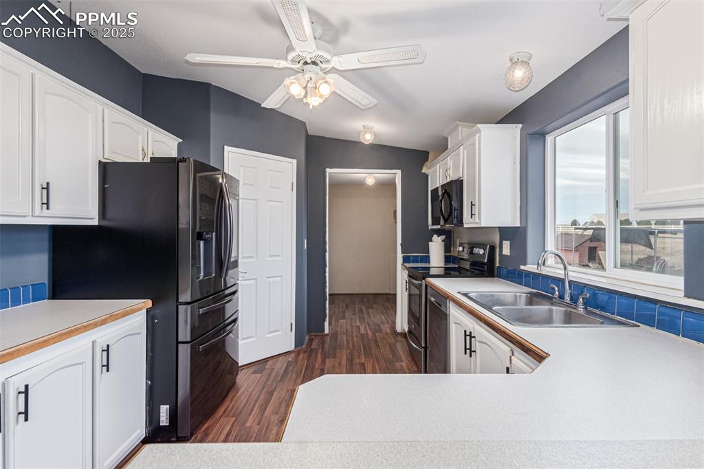 Image 16 of 34: Kitchen