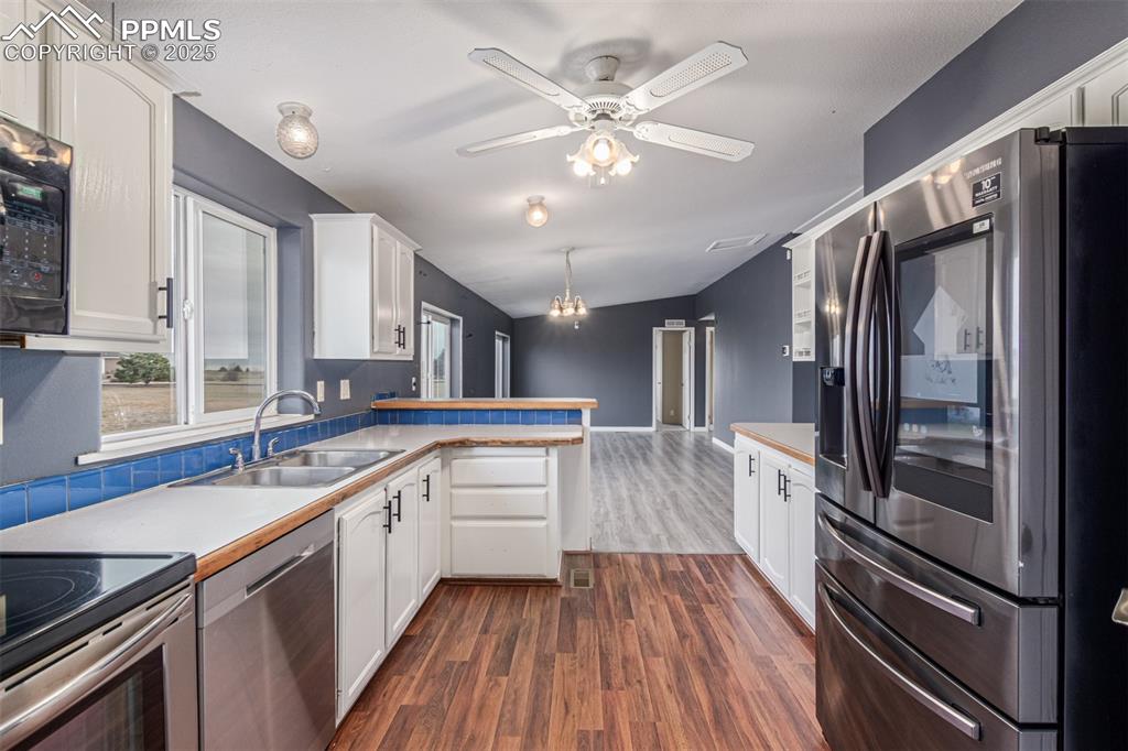 Image 18 of 34: Kitchen