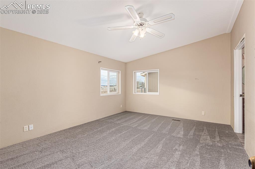 Image 19 of 34: Bedroom