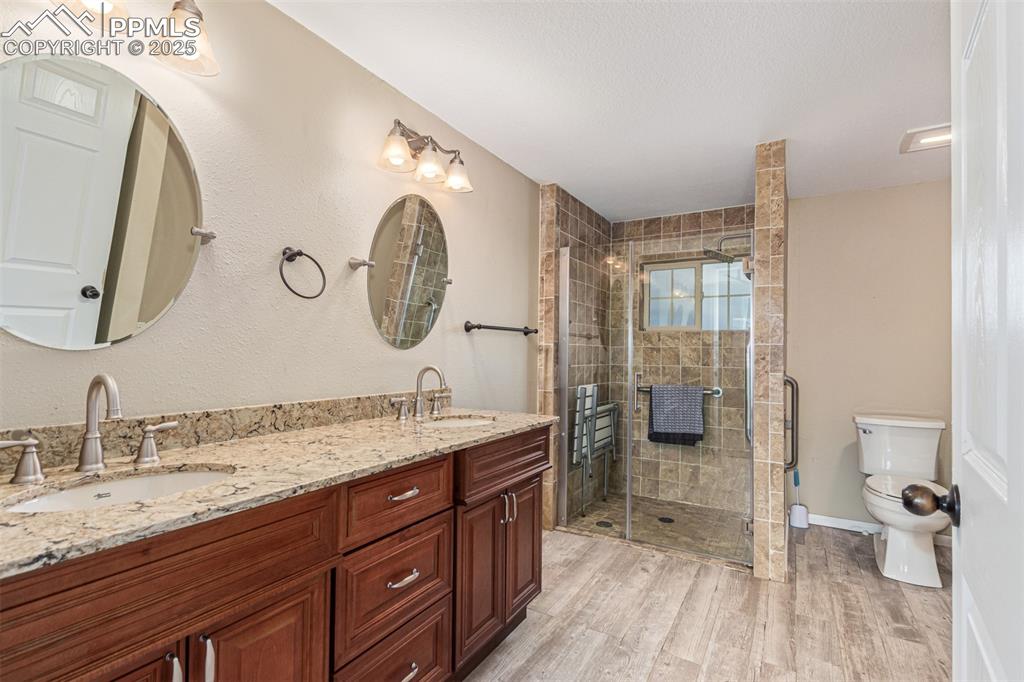 Image 22 of 34: Bathroom