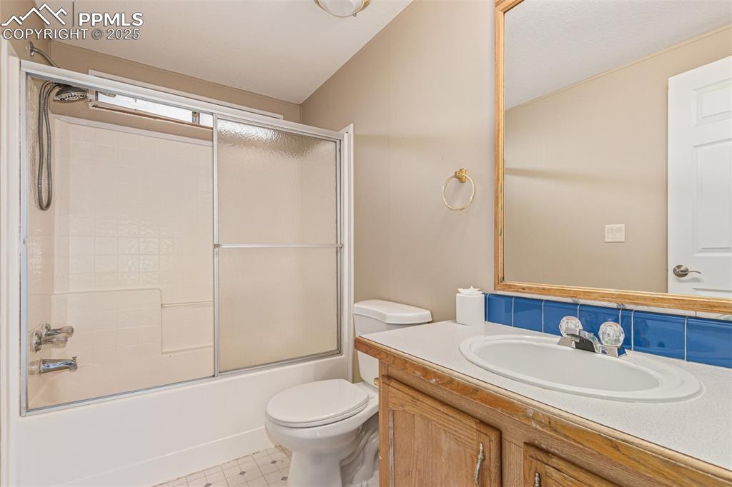 Image 27 of 34: Bathroom