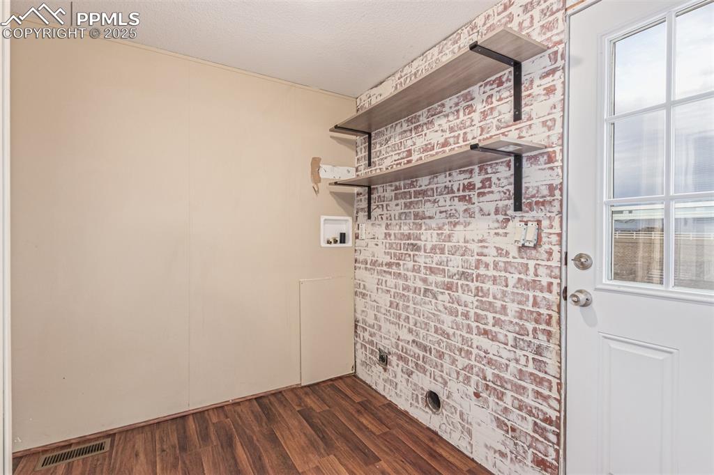 Image 30 of 34: Laundry