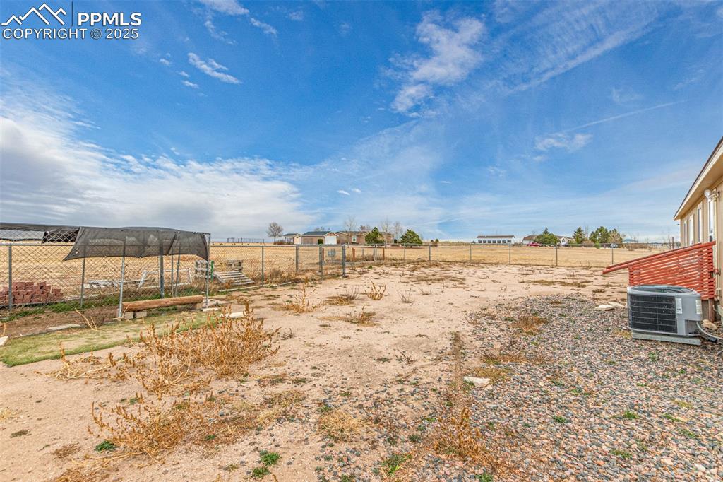 Image 33 of 34: Yard