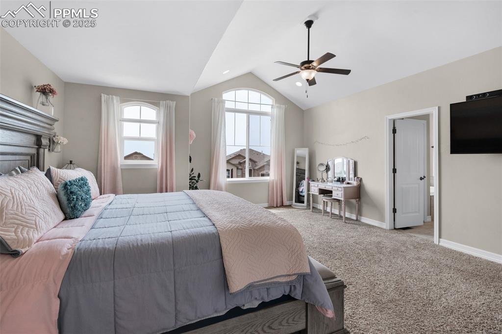 Image 17 of 36: Bedroom