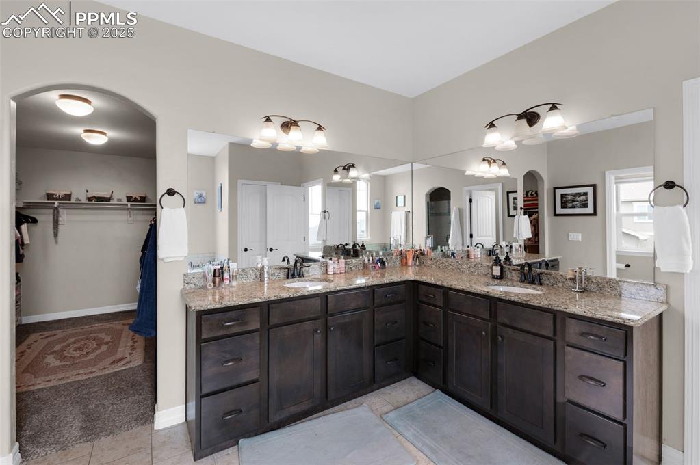 Image 19 of 36: Bathroom