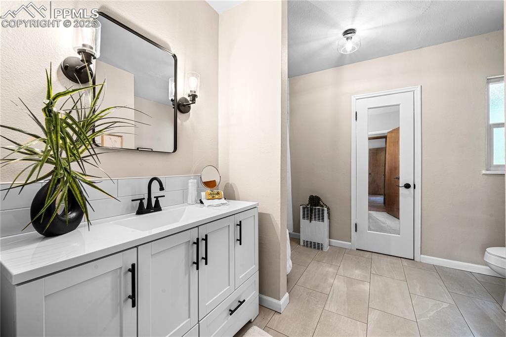 Image 17 of 36: Bathroom