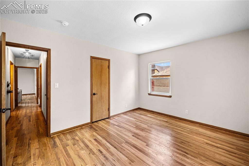 Image 19 of 36: Bedroom
