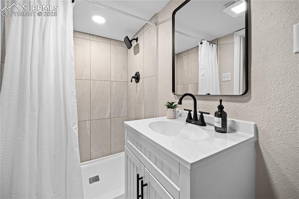Image 25 of 36: Bathroom