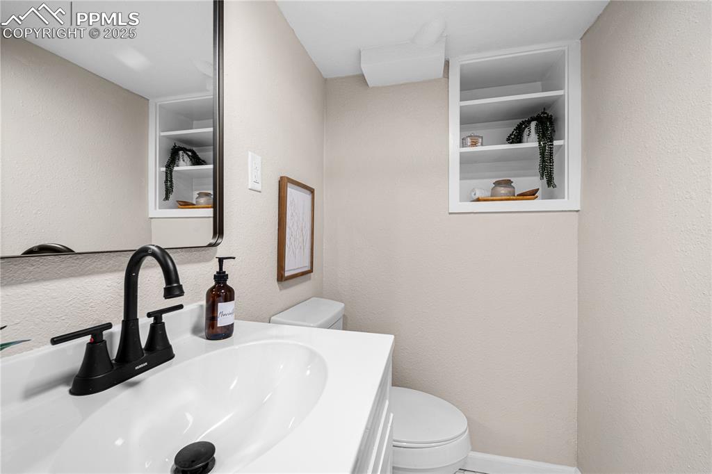 Image 26 of 36: Bathroom