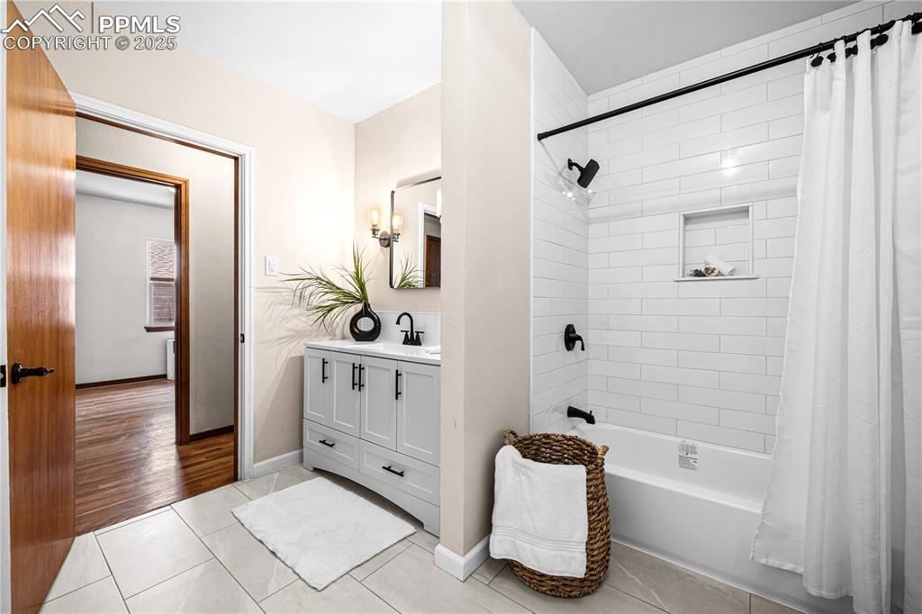 Image 4 of 36: Bathroom