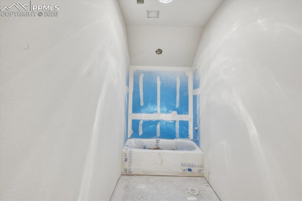 Image 23 of 37: Bathroom