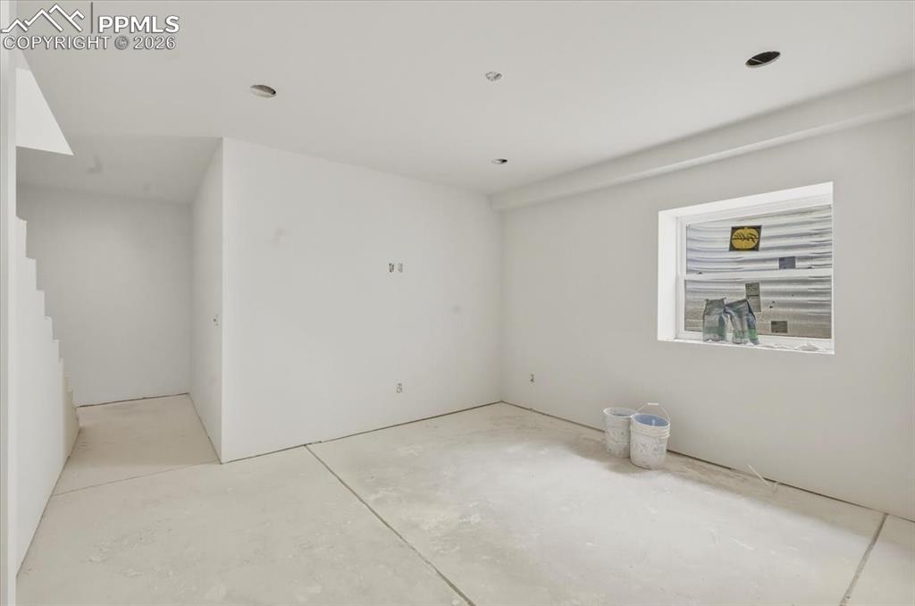 Image 26 of 37: Bedroom