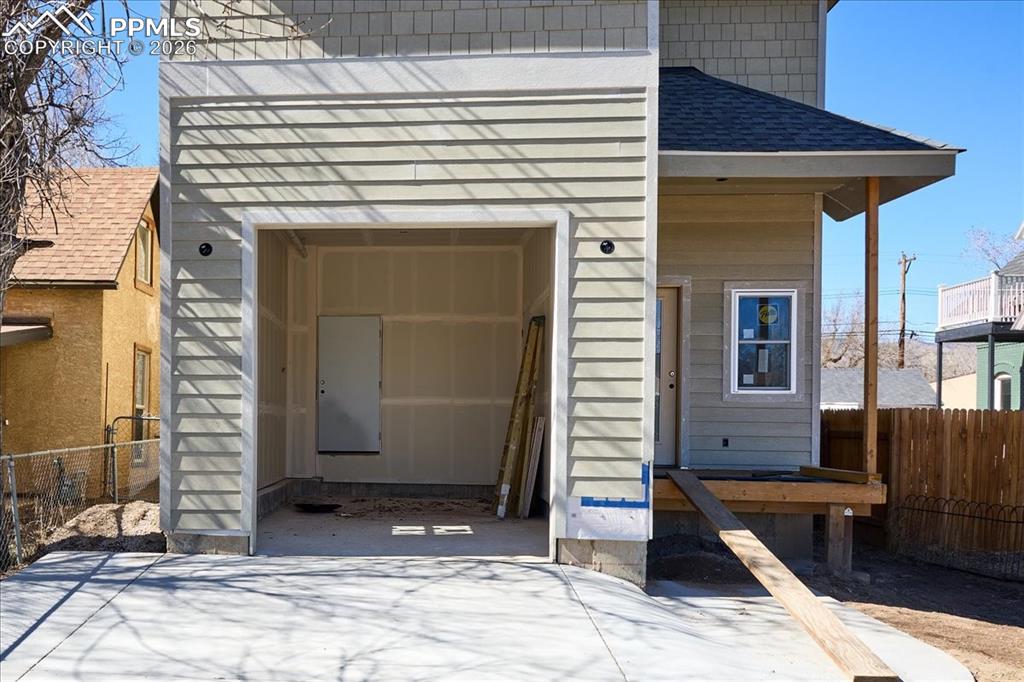 Image 32 of 37: Entry