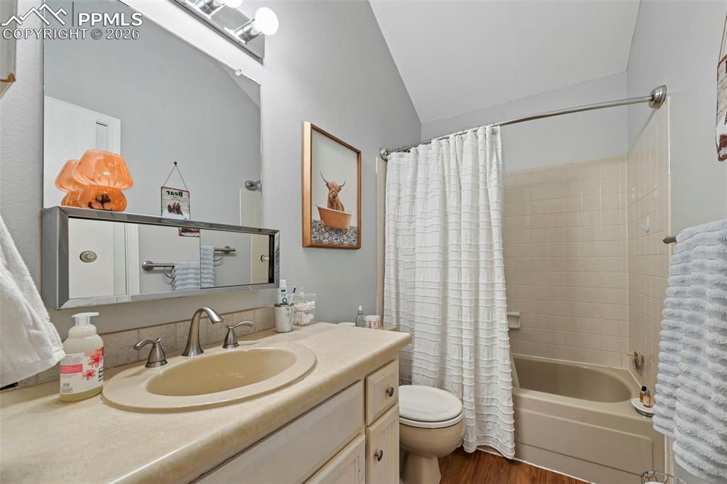 Image 11 of 19: Bathroom