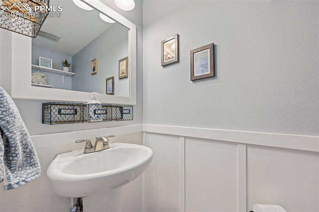 Image 16 of 19: Bathroom