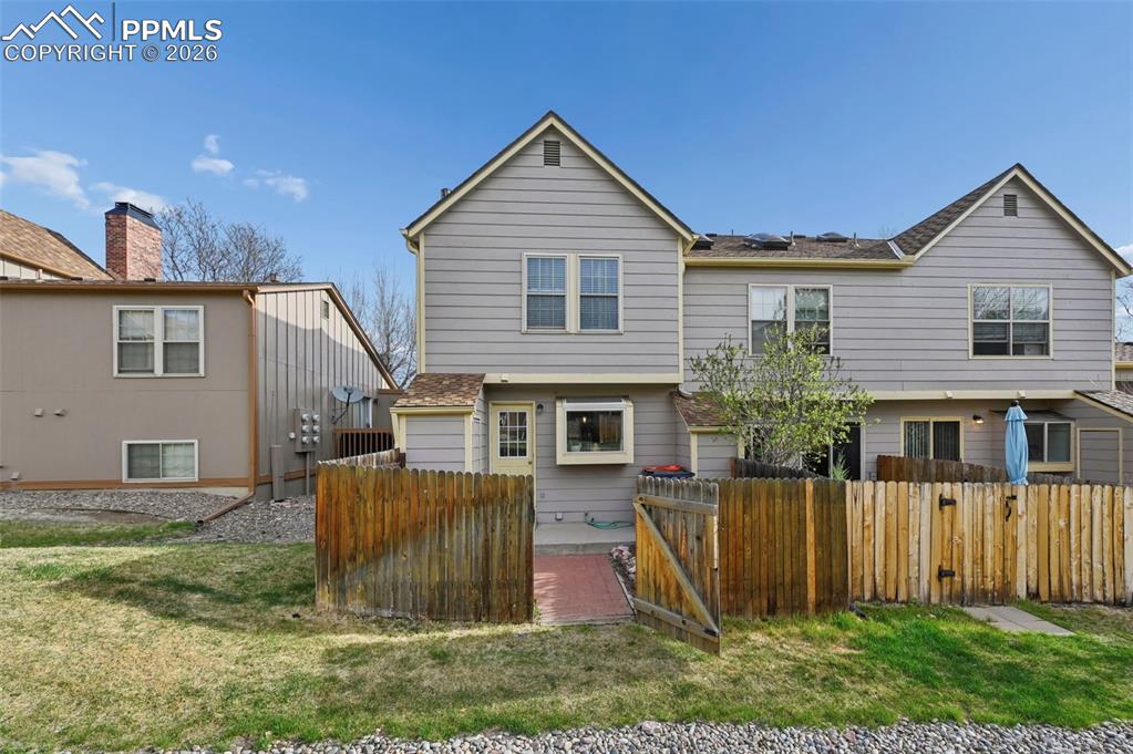 Image 17 of 19: Back of Structure