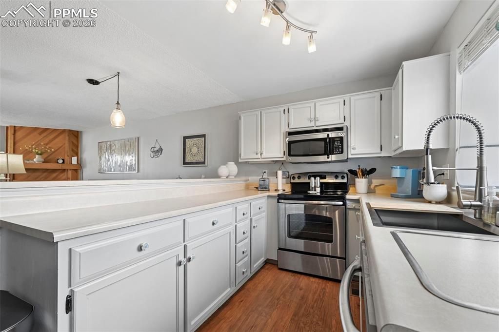 Image 3 of 19: Kitchen