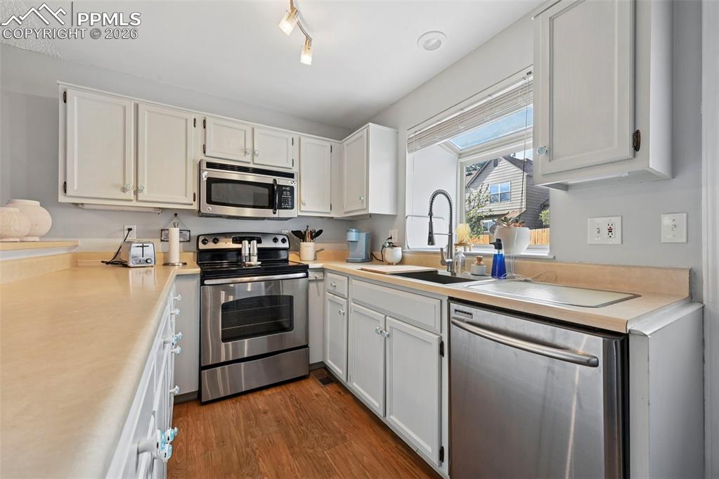 Image 4 of 19: Kitchen