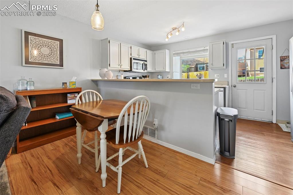 Image 6 of 19: Dining Area