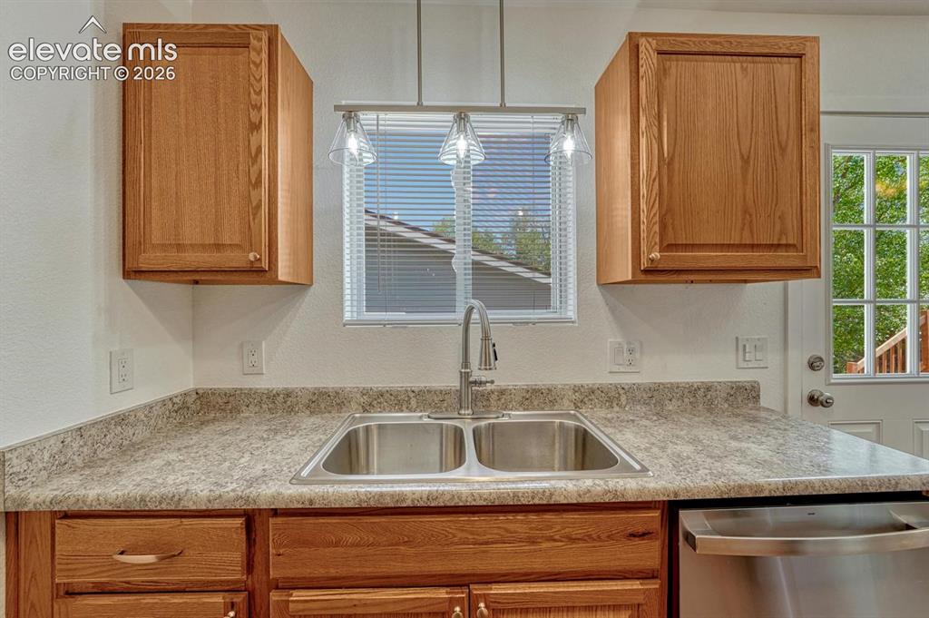 Image 10 of 50: Kitchen