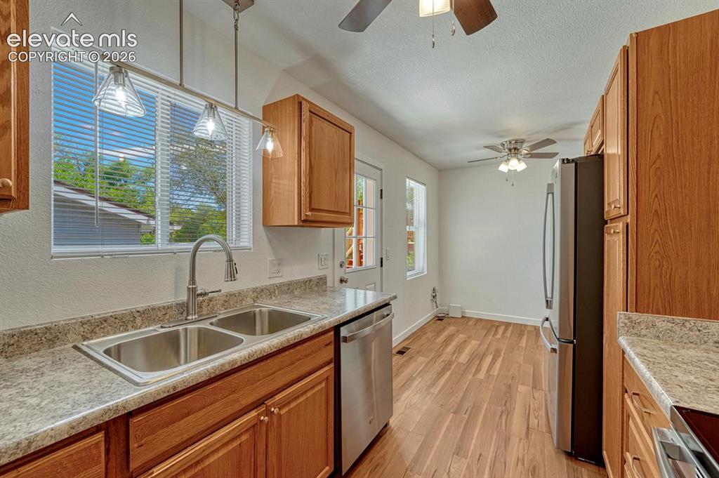 Image 11 of 50: Kitchen