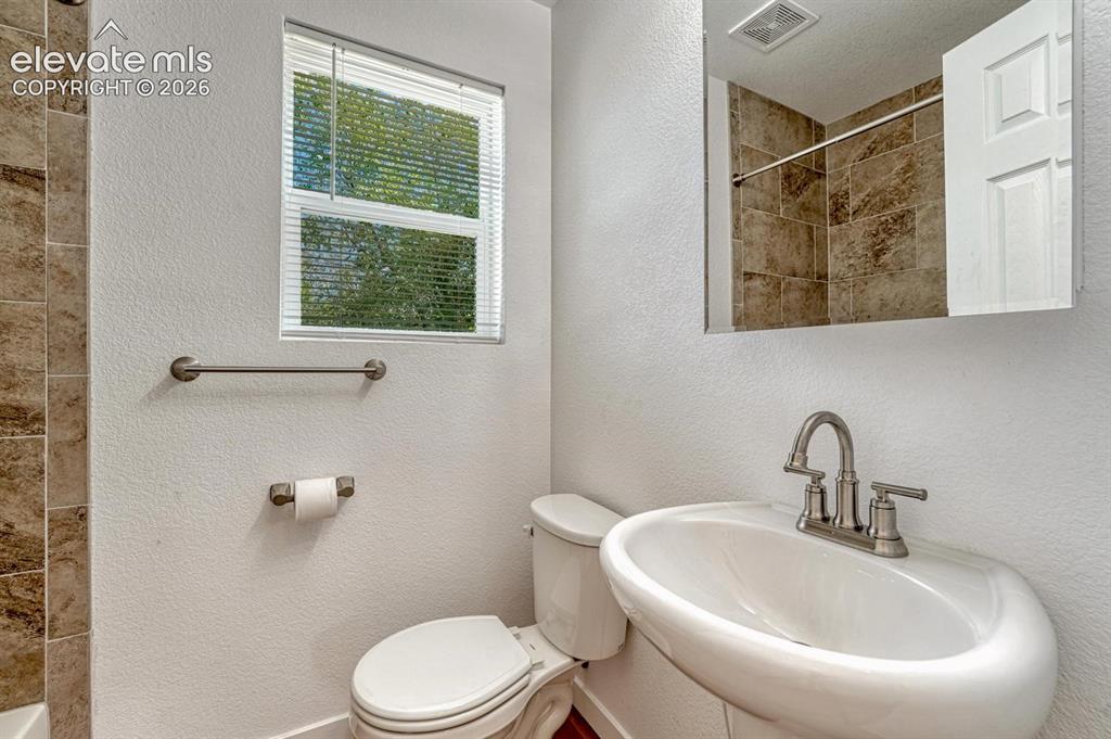 Image 16 of 50: Bathroom
