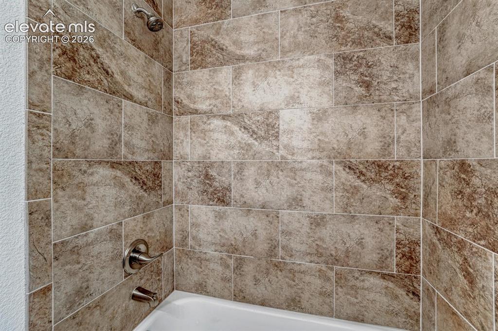 Image 17 of 50: Bathroom