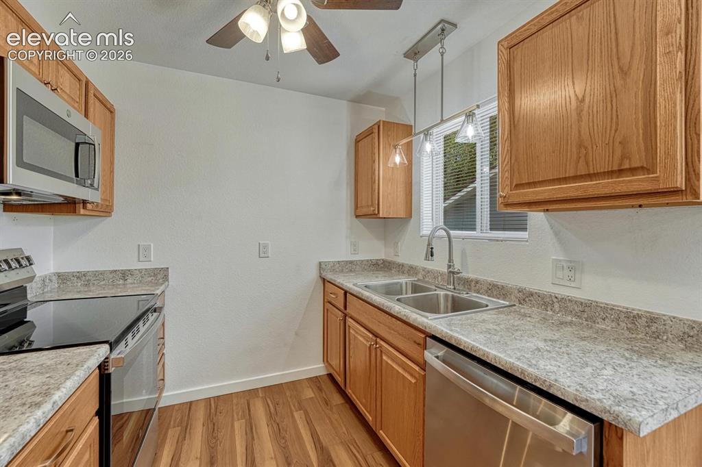 Image 9 of 50: Kitchen