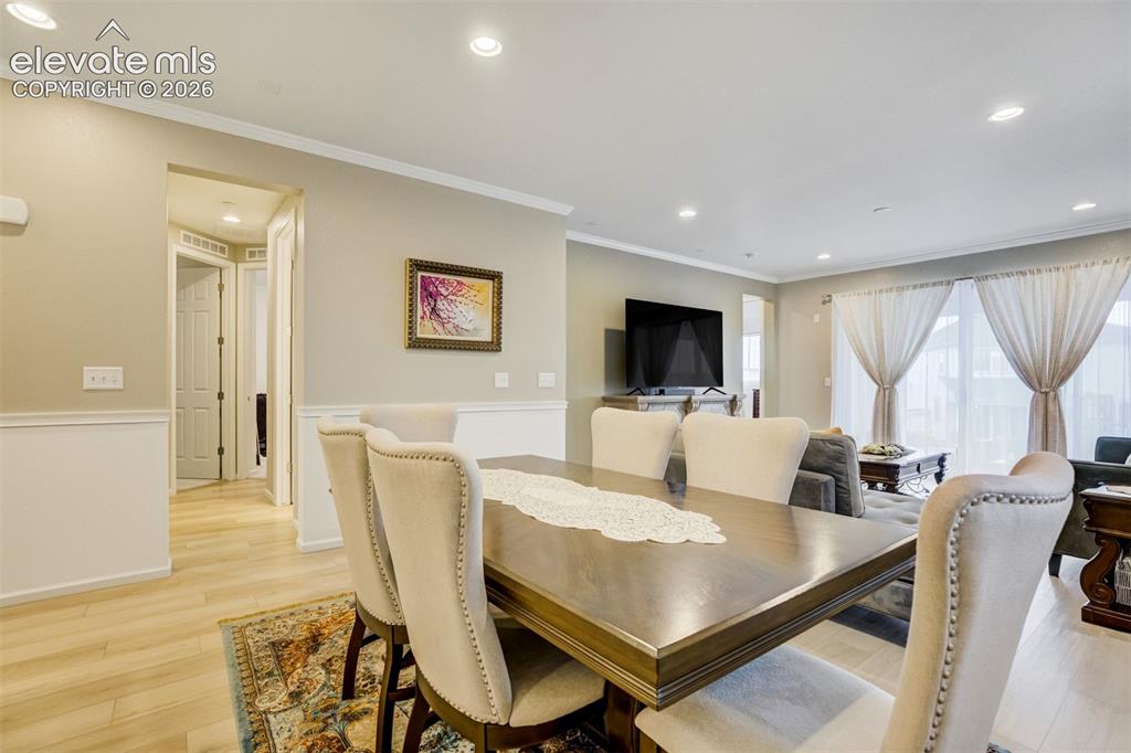 Image 15 of 50: Dining Area