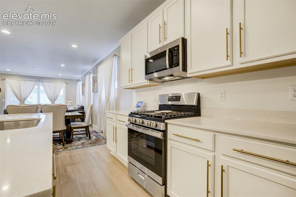 Image 17 of 50: Kitchen