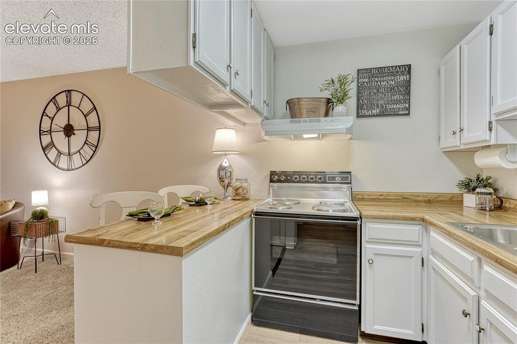 Image 10 of 50: Kitchen