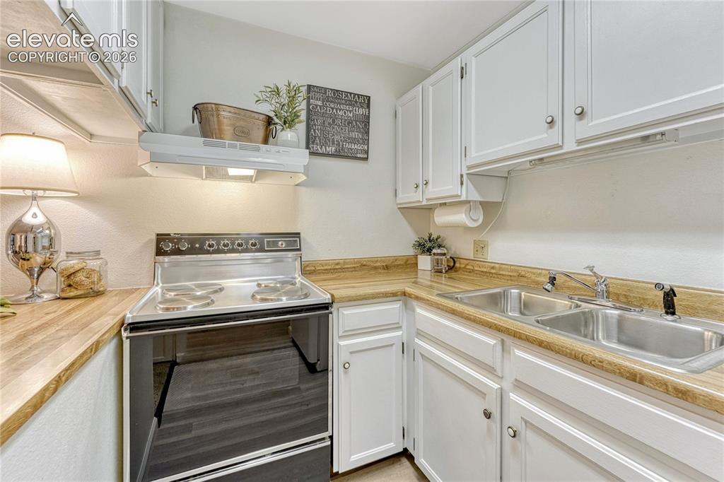 Image 11 of 50: Kitchen