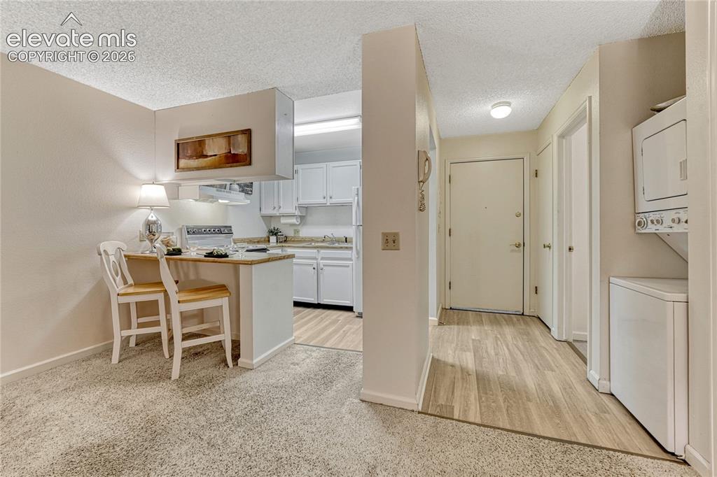 Image 18 of 50: Kitchen
