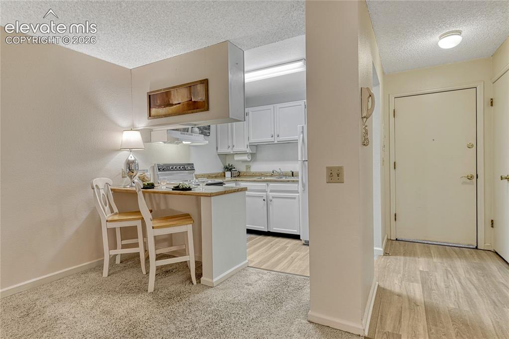 Image 19 of 50: Kitchen