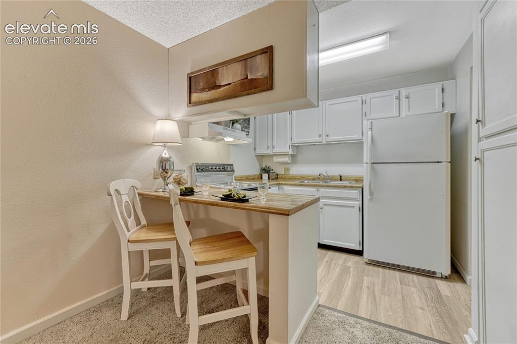 Image 9 of 50: Kitchen