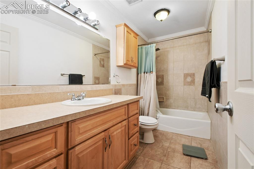 Image 13 of 25: Bathroom