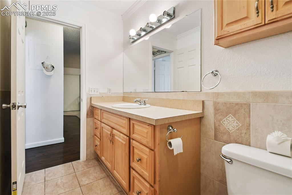 Image 14 of 25: Bathroom