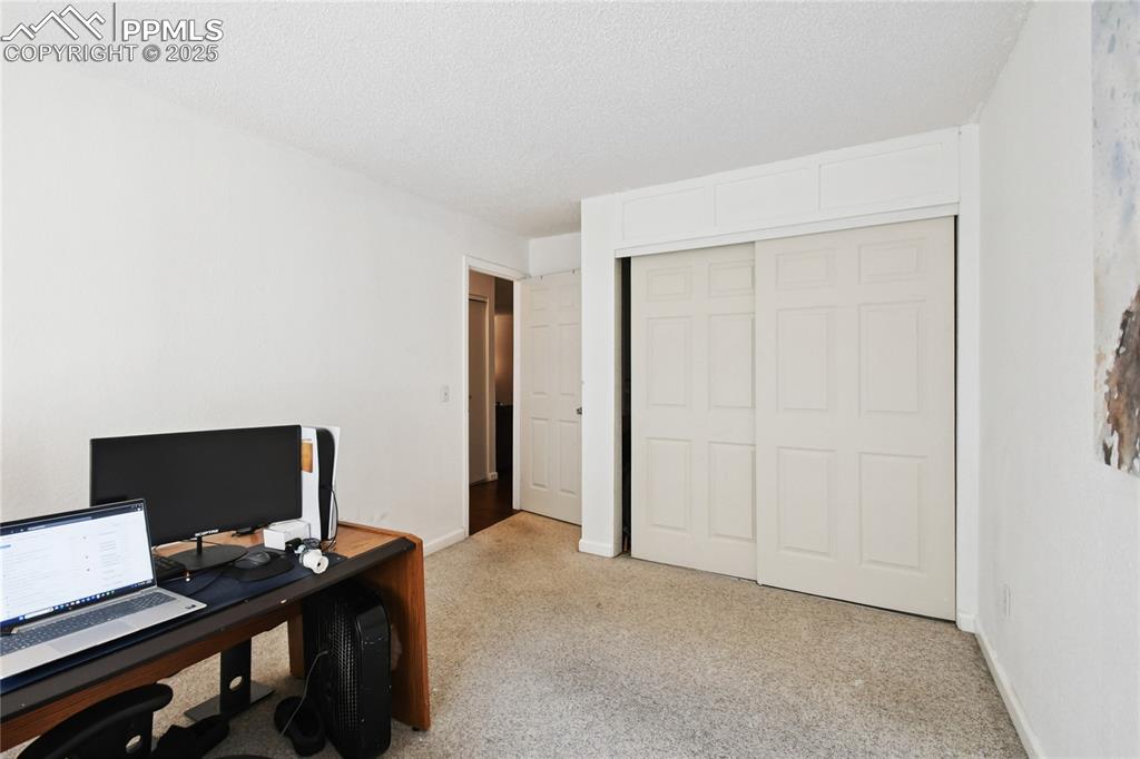 Image 17 of 25: Office