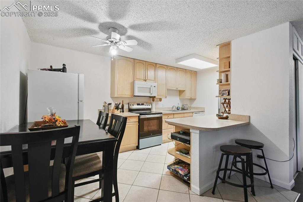 Image 5 of 25: Kitchen