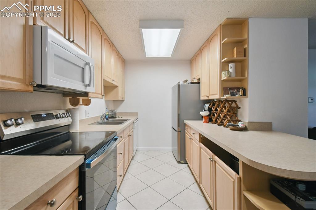 Image 6 of 25: Kitchen
