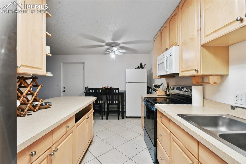 Image 7 of 25: Kitchen