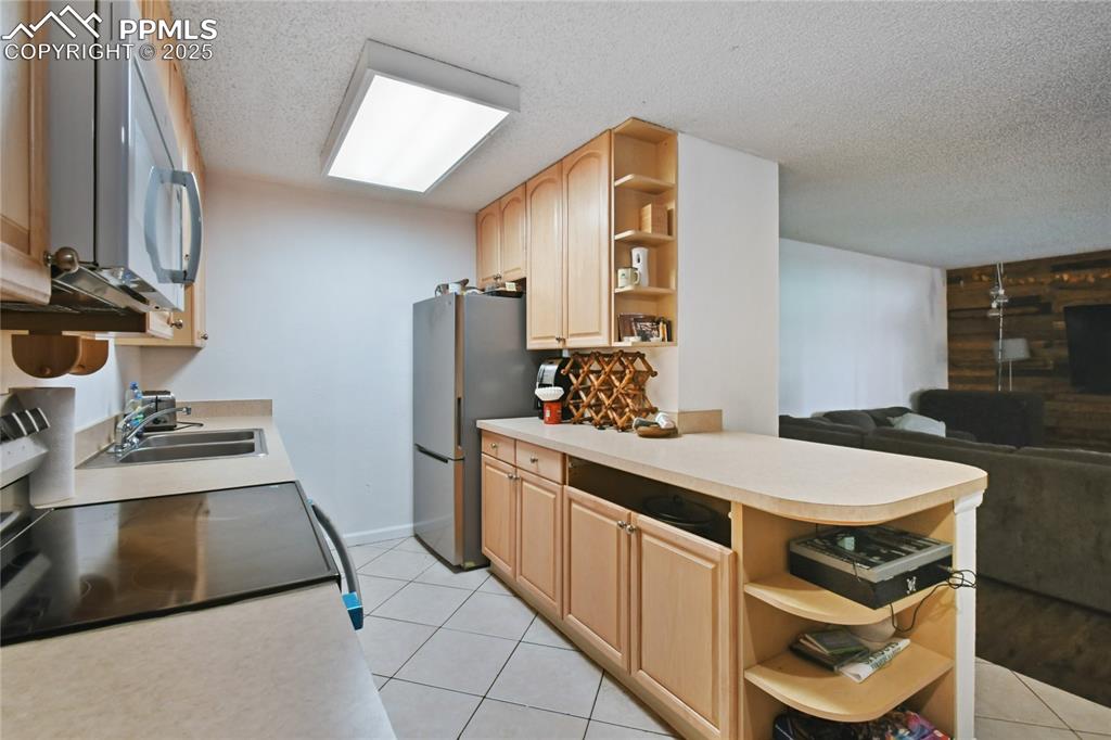 Image 8 of 25: Kitchen