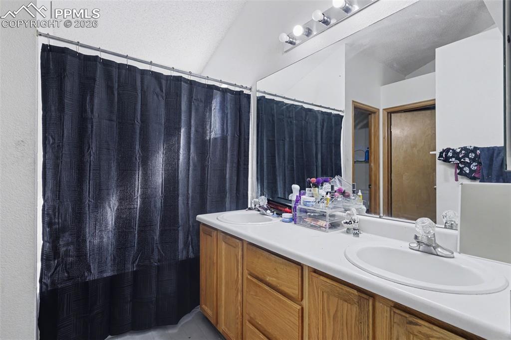 Image 10 of 25: Bathroom