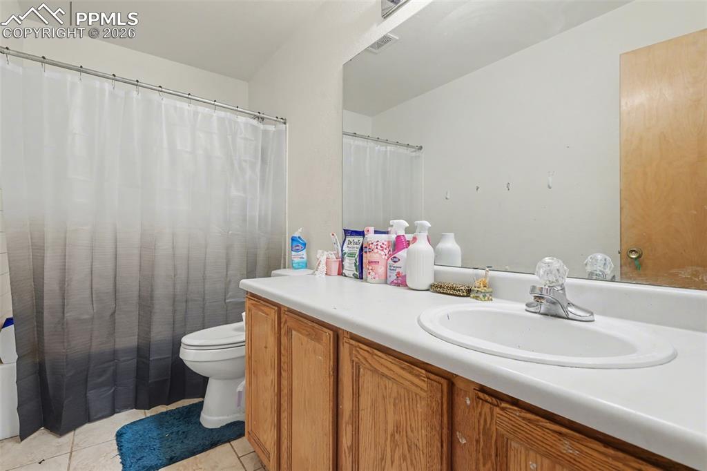 Image 16 of 25: Bathroom