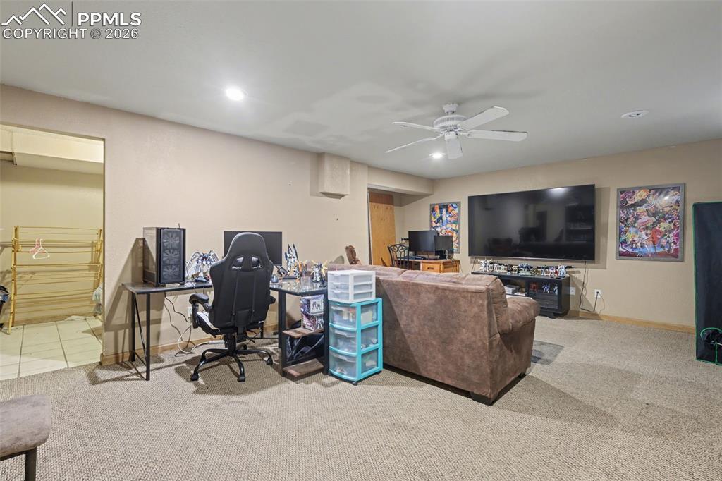 Image 18 of 25: Living Room