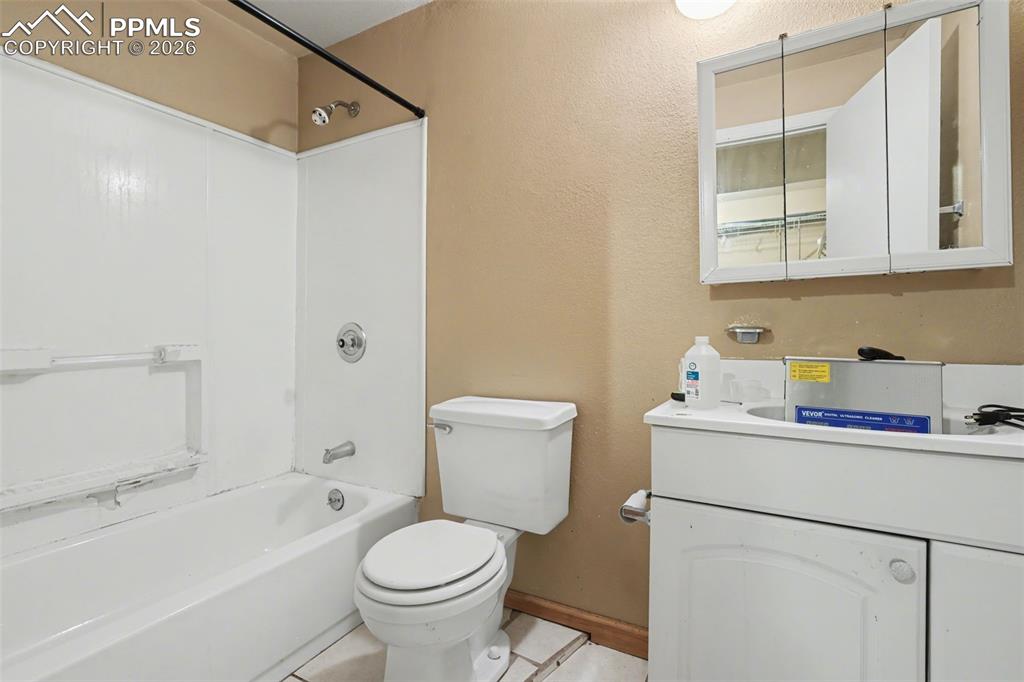 Image 21 of 25: Bathroom